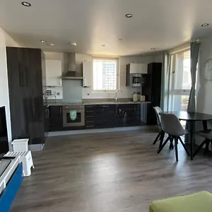Apartment Morden 2bed2bath Zone2 City/river View, London